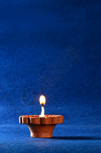 戴瓦利庆典期间点燃的Claydiya灯声欢迎卡片设计印度光节叫做Diwali假期印度教夜晚温暖的高清图片素材
