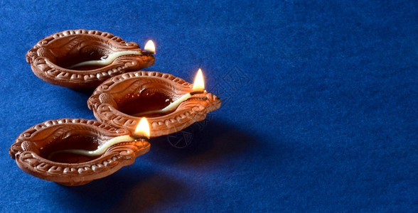 温暖的油辉光戴瓦利庆典期间点燃的Claydiya灯声欢迎卡片设计印度光节叫做Diwali红色的高清图片素材