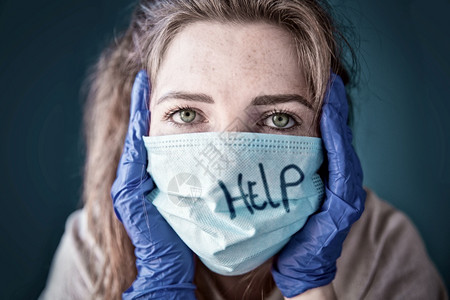戴着防护手套和口罩的年轻女子被隔离在家中流感高清图片素材