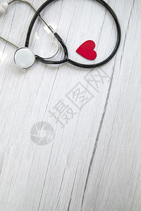 木板上的红色爱心与听诊器背景图片