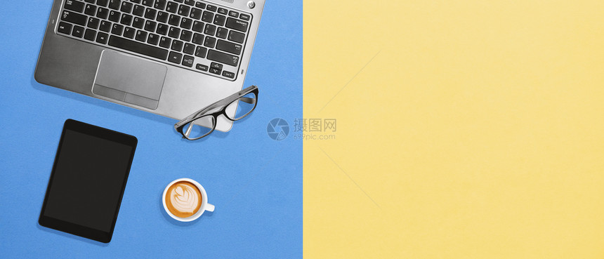 触摸屏黄色的布局最清洁现代办公台式寓用于商业教育咖啡时间和丰富背景的生活方式概念笔记本电脑平板眼镜和一杯咖啡冷淡的饮料模型图片