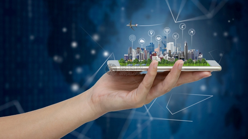 插图矩阵物联网妇女手掌中智能机型城市模带有蓝技术简背景和智能手机上世界二进制计算机代码智能城市BinaryInterfancyC图片