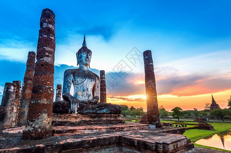 国恩寺玛哈泰地点在国Sukhothai历史公园WatMahathe寺系教科文组织世界遗产地的Sukhothai地区佛像和WatMaha背景