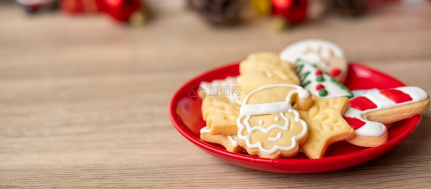 快活前夕桌子圣诞快乐自制饼干在木桌背景Xmas派对节假日和新年快乐概念图片