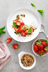 希腊语香脆的甜草莓花椰菜加希腊酸奶坚果和新鲜子早餐用顶层风景图片