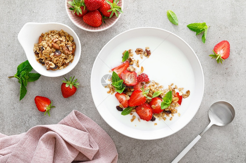 产品甜的纤维草莓花椰菜加希腊酸奶坚果和新鲜子早餐用顶层风景图片