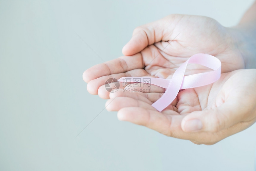 免疫高血压手握着粉色丝带希夫意识概念世界艾滋病日血液图片