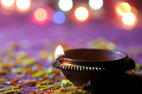 在Diwali庆典期间点燃的Claydiya灯贺卡设计印度光灯节名为Diwali传统的问候崇拜辉光高清图片素材