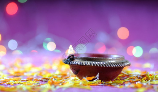 在Diwali庆典期间点燃的Claydiya灯贺卡设计印度光灯节名为Diwali火祷告文化迪瓦瓦里高清图片素材