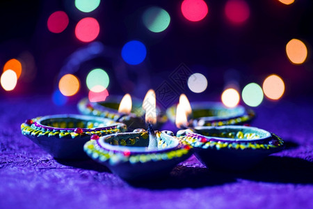 庆祝文化拉克希米在Diwali庆典期间点燃的Claydiya灯贺卡设计印度光灯节名为Diwali黑暗的高清图片素材