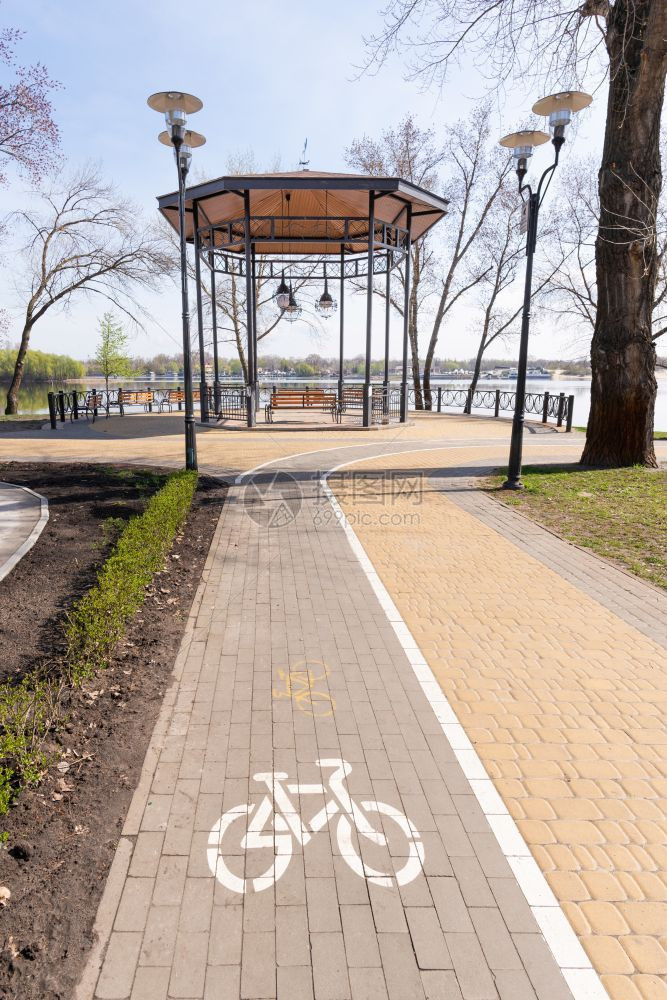 轮子乌克兰基辅纳塔卡公园一车道上的白色自行车路标安全城市的图片