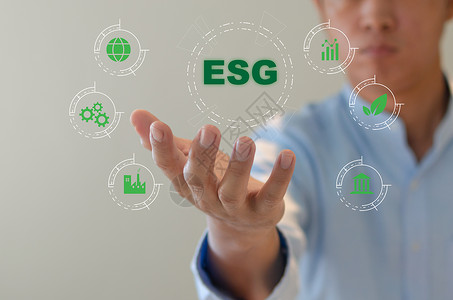 生态的环境社会和治理ESG投资组织成长商人在虚拟屏幕上递词绿色图标自然背景图片