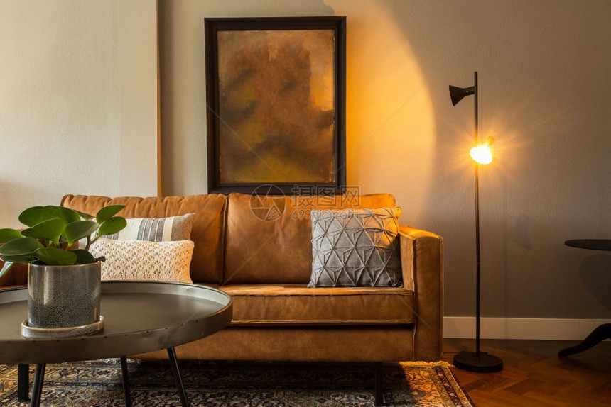 家具镶木地板带棕色沙发和空白绘画的现代客厅内部带棕色沙发的优雅复古设计带棕色沙发和空白绘画的现代客厅色彩缤纷的内部带棕色沙发的优图片