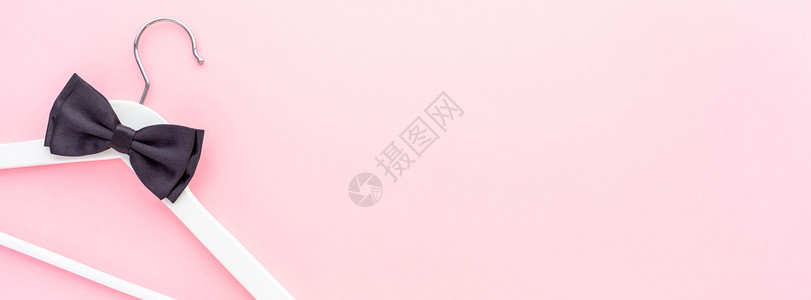 衣服有创意的顶端观点平面白色木板架壁粉红背景复制空间最低要求风格模版时尚女式的社群媒体销售网SwebMediasalsshore背景图片