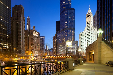 美国伊利诺州芝加哥河周围建筑的城市景象外部观建筑物办公室高清图片素材
