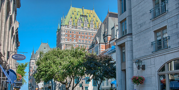 镇加拿大魁北克市8月17日游客在享受城市街道Augus加拿大魁北克市日游客在魁北克市享受城街道209年日每有超过10万人参观这座背景图片
