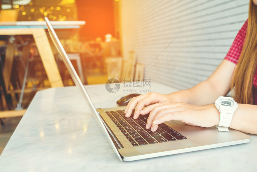 一种银行业商在咖啡店工作的亚洲女孩与手机和笔记本电脑经理一起坐在家咖啡店工作在阁楼办公室工作图片