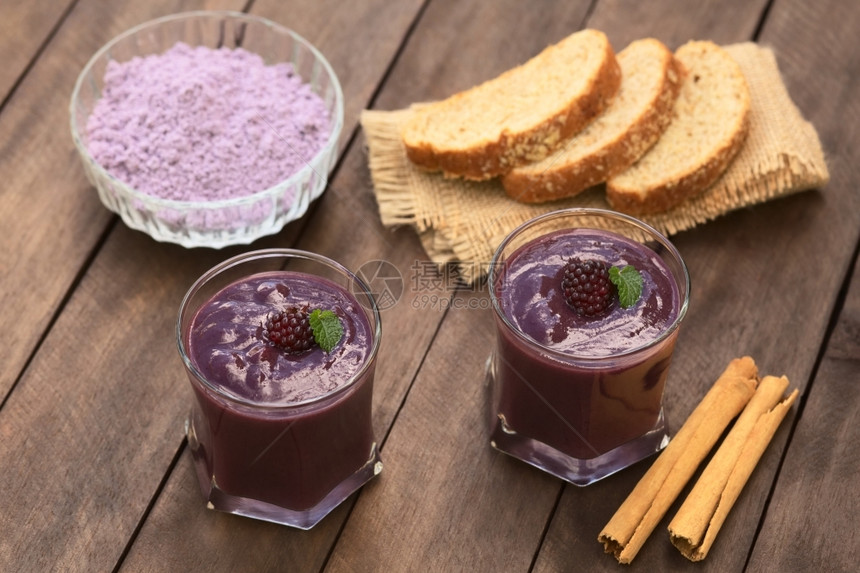 厄瓜多尔传统浓密饮料叫ColadaMorada由烹饪紫玉米面粉和不同食物如草莓菠萝naranjilla葡萄babaco黑莓等制作图片