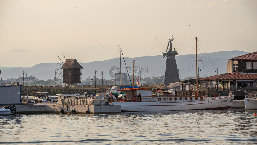 保加利亚内塞巴尔07921游艇和船停放在保加利亚内塞巴尔在阳光明媚的夏日保加利亚内塞巴尔度假胜地的码头建筑学古老的海岸线图片