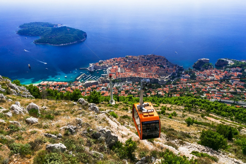 海岸著名的全景Dubrovnik镇亚得里海滨珍珠有线汽车旧城镇和克罗地亚附近岛屿的空中视图图片