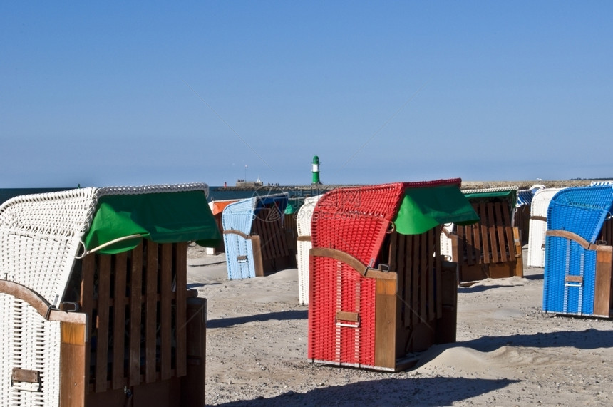 站在Warnemuende海滩的沙椅上有屋顶的波罗海典型图片