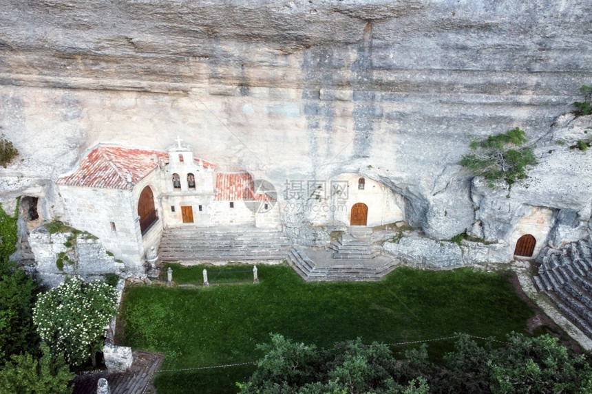 在西班牙布尔戈斯州OjoGuarena的一个洞穴中圣伯纳贝古代远洋短视的空中景象西班牙博戈斯州OjoGuarena一个洞穴中的圣图片