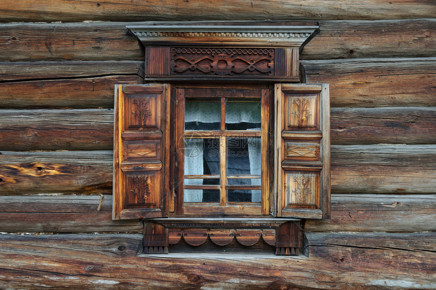 古老的雕刻窗户旧木制房屋有百叶窗俄罗斯阿汉莱克附近的MalyeKorelyWooden建筑和民间艺术开放空气博物馆传统的建筑学图片