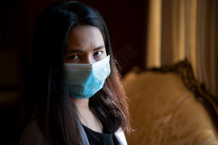 居家戴口罩防疫的女性图片