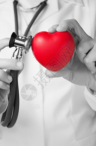 爱红心形状和听诊器在博士的手生病治愈白种人高清图片素材