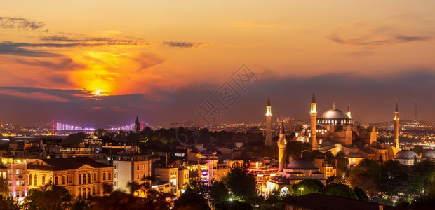 城市的伊斯坦布尔天际线博斯普鲁海峡大桥和圣索菲亚教堂的夜景土耳其伊斯坦布尔天际线博斯普鲁海峡大桥和圣索非亚教堂的夜景土耳其清真寺背景图片