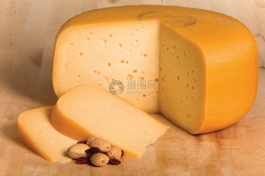 木制的戈贡佐拉紧贴奶酪板配有不同种类的奶酪来做开胃菜烹饪图片