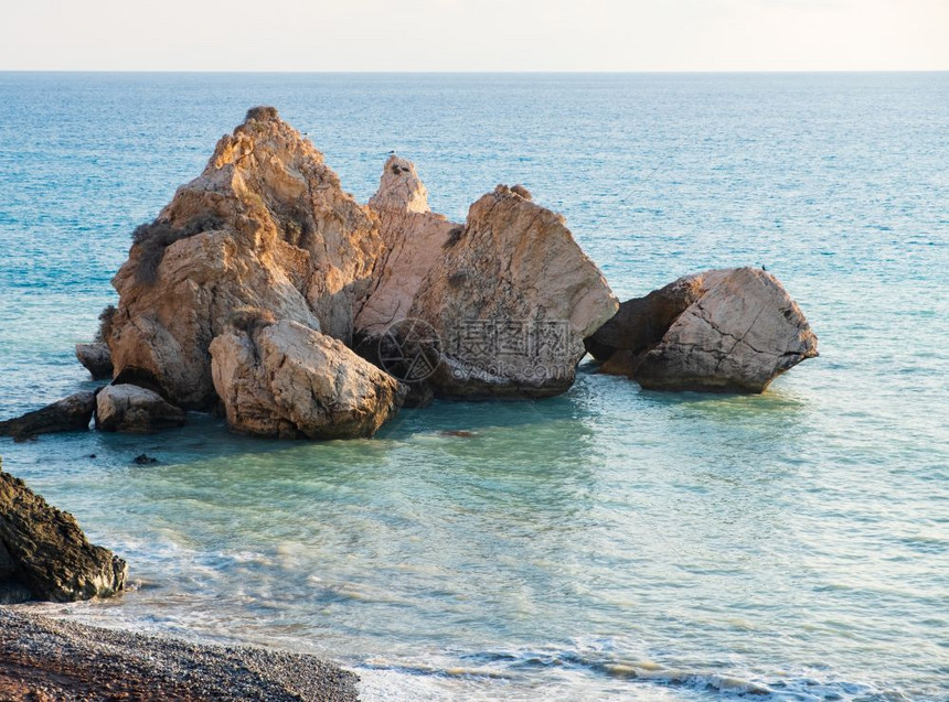 帕利卡拉斯岩石结塞浦路斯帕福岛PetratouRomiou周围的海景被认为是希腊神话中的Aphroditersquos出生地图片