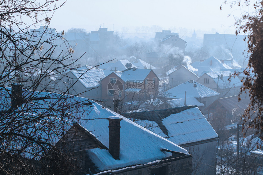 冬天Mukachevo小城市风景与雪地背著名的最佳图片