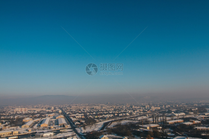 镇Mukachevo小城市风景与雪地背自然天际线图片