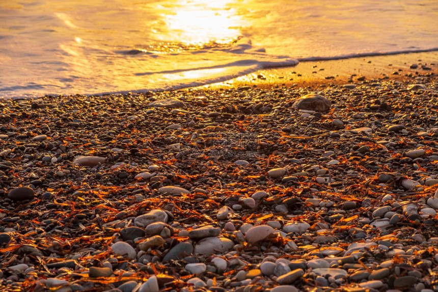 在塞浦路斯帕福PetratouRomiou海滩美丽的落日景被认为是希腊神话中的Aphroditersquos出生地假期鹅卵石男生图片