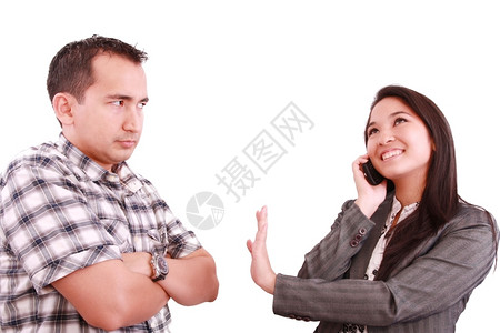 在电话上笑着的女商人信号他的夫妇要坚持住抓人工作场所图片