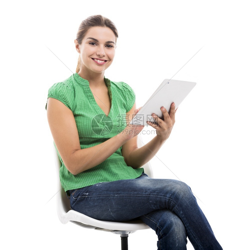 沟通30多岁美丽的女学生坐在有平板的椅子上在白色背景被孤立一种图片