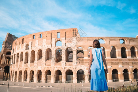 圆形剧场白种人肖像在意大利罗马看斗兽场的年轻女游客罗马斗兽场是的主要旅游景点在意大利罗马看斗兽场的年轻女游客背景