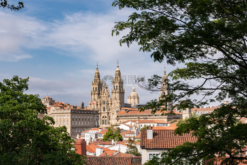 圣地亚哥德孔波思泰拉观看城市风景教科文组织世界遗产地点西班牙加利亚古老的云城市图片