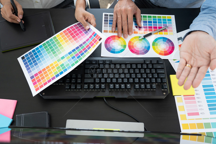 桌子创造力工作室使用彩色观察编辑艺术作品的图片设计小组在创意办公室工作在桌上用平板牌和图案编辑图片