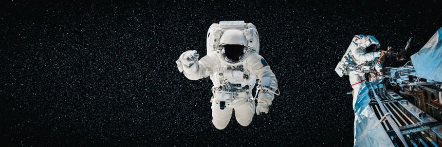 空域宇宙航员太空人在为外层间的站工作时进行太空走宇航员穿着全套太空服进行操作图片