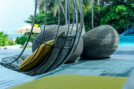 游泳的酒店休息池旁有枕头的放松椅照片阳台高清图片素材