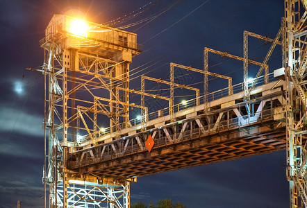 夜晚中的高架桥图片