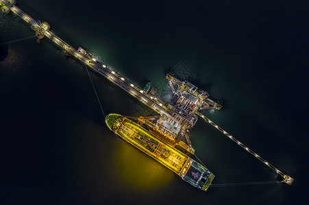 液体货运在油站进出口商业物流运输中装载夜射油轮运车开海顶视线面最高层车站背景图片