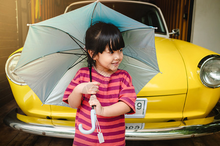 砸烂保护伞自然旅行快乐儿童与伞状的肖像在夏天或雨季保护光阳前使用保护伞34岁女孩在幸福时刻可爱小34岁女孩假期背景