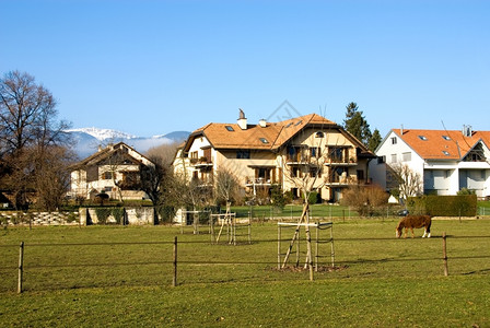 明尼斯马瑞士洛桑附近一个小城镇的房屋后方该小镇位于瑞士洛桑附近花园图片