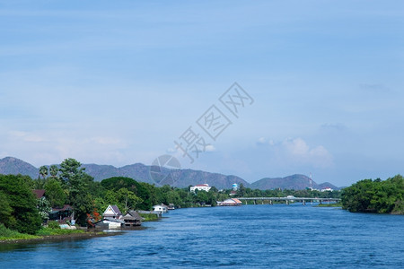 乡村的景观沿河一带居民住宅和滨水家园的房屋山边河流顶图片