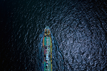 天线上海从无人驾驶飞机摄像头的夜间空中最高视线出口国际海运商开行载油轮服务船货物进口国际运输卡车背景