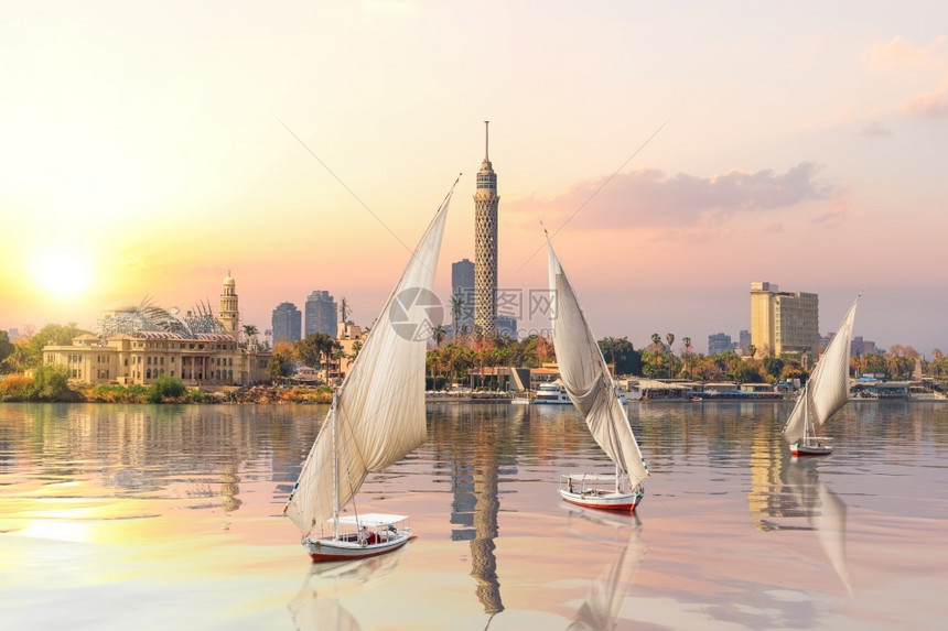 云城市著名的尼罗河上日落和帆船开罗埃及尼河上的日落和帆船埃及图片