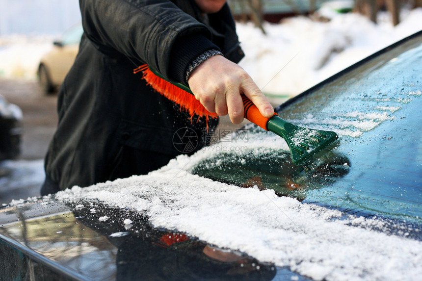 清理汽车积雪的人图片